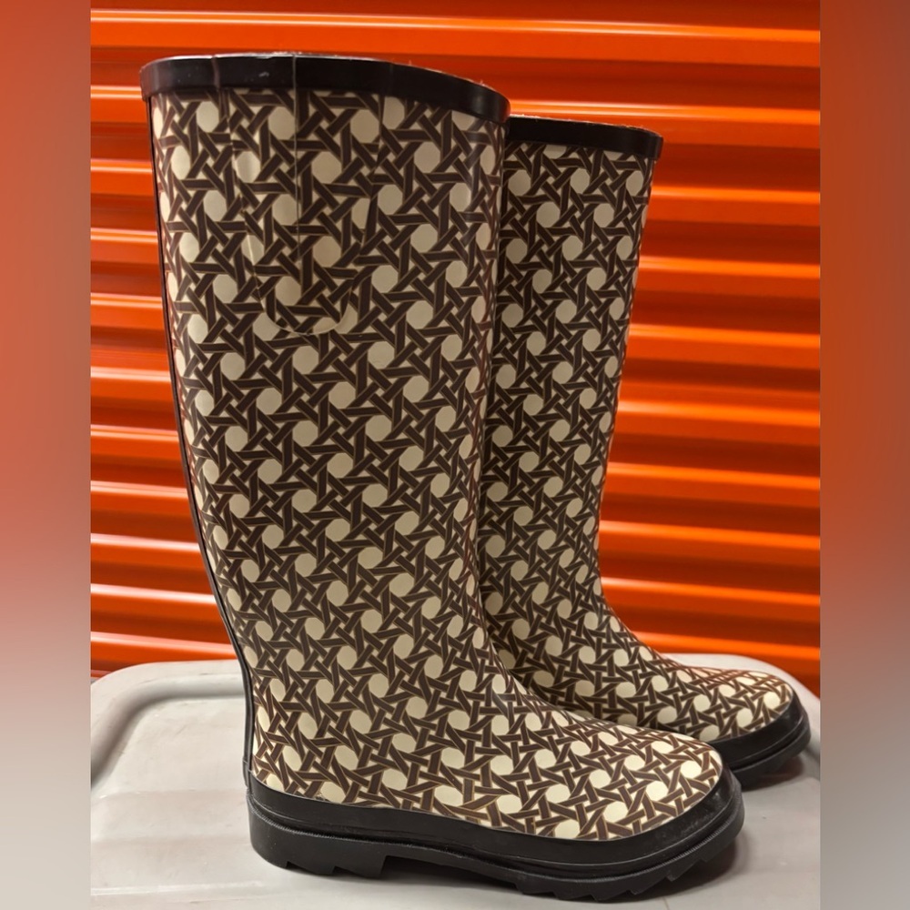 TALBOTS - KNEE HIGH CREAM & BROWN RAIN BOOTS - SIZE 8 - Picture 1 of 3